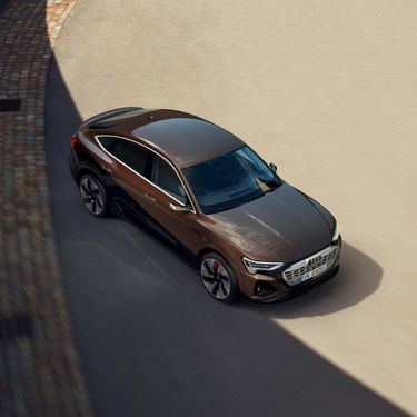 Dynamic top view Audi Q8 Sportback e-tron